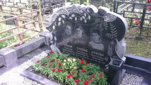 Комплекс с резным памятником